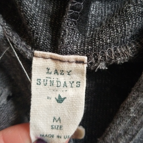 Distressed cold shoulder top - Picture 3 of 3